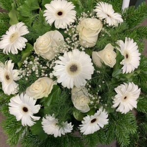 Fehér Pillanatok Békés Ölelése - Fehér gerbera, fehér rózsa és rezgő virágok Fekvő Koszorú