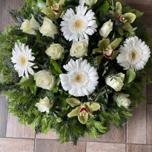 Fehér Búcsúzás - Gerbera, Rózsa és Zöld Cymbidium Orchidea Fekvő Koszorúja