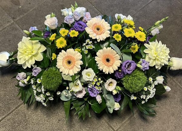 Őszinte Emlékek: Fekvő Koporsódísz Urnadísz - Barack Színű Gerbera, Zöld Szegfű, Lila Liziantusz, Fehér Dália, Sárga-zöld Krizantém