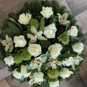 Fehér Zöld Út - Rózsa, Cymbidium Orchidea és Szegfű Fekvő Koszorúja