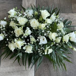Szépség és Nyugalom: Fekvő Koporsódísz Urnadísz - Fehér Rózsa és Rezgő Virágok