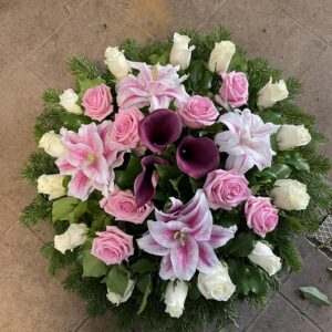 Színek Harmóniája - Lila Kálák, Rózsaszín Rózsák és Liliomok, Fehér Rózsák Fekvő Koszorúja
