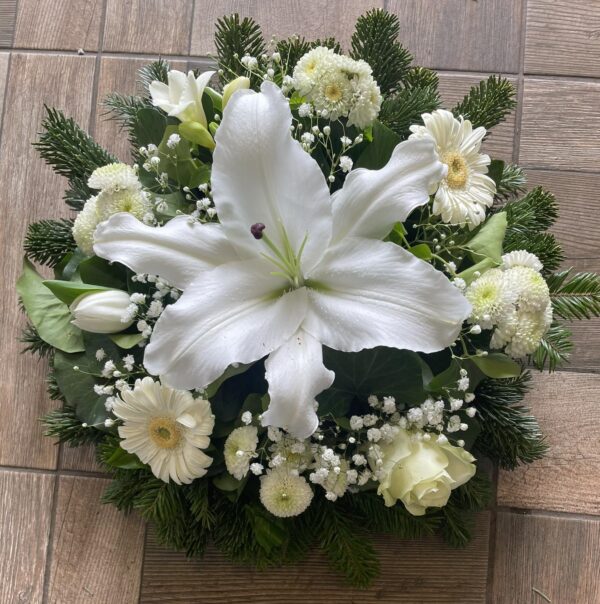 Fehér emlékek: Koporsódísz Urnadísz - Fehér Liliom, Fehér-Lime Krizantém, Fehér Gerbera, Fehér Tulipán, Fehér Rózsa