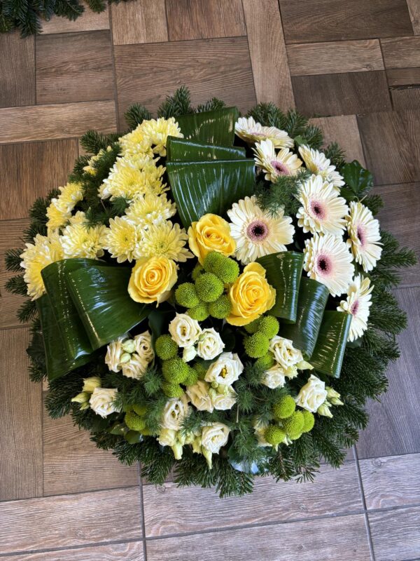 Tavaszi Fények - Sárga Rózsa, Zöld és Fehér Krizantém, Fehér Rózsa és Gerbera Fekvő Koszorúja