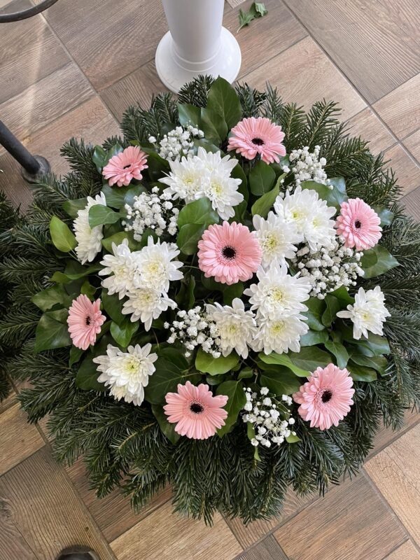 Szirmai Dal - Rózsaszín Gerbera, Fehér Krizantém és Rezgő Virágok Fekvő Koszorúja