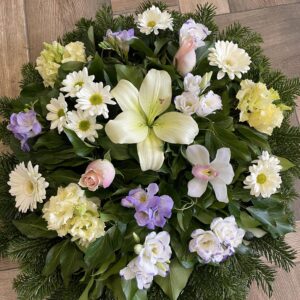 Fehér Egyensúly - Fehér Liliom, Krizantém és Orchidea, Lila Inkaliliom, Rózsaszín Rózsa Fekvő Koszorúja