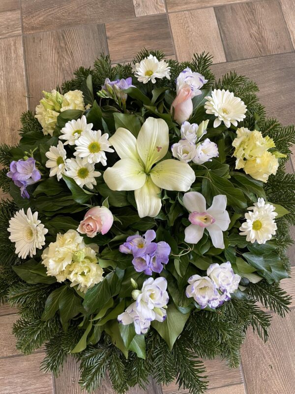 Fehér Egyensúly - Fehér Liliom, Krizantém és Orchidea, Lila Inkaliliom, Rózsaszín Rózsa Fekvő Koszorúja